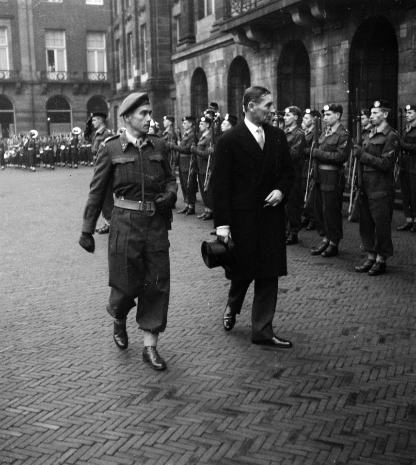 Sir Philip Nichols wordt geëscorteerd, Bestanddeelnr 904-8856
