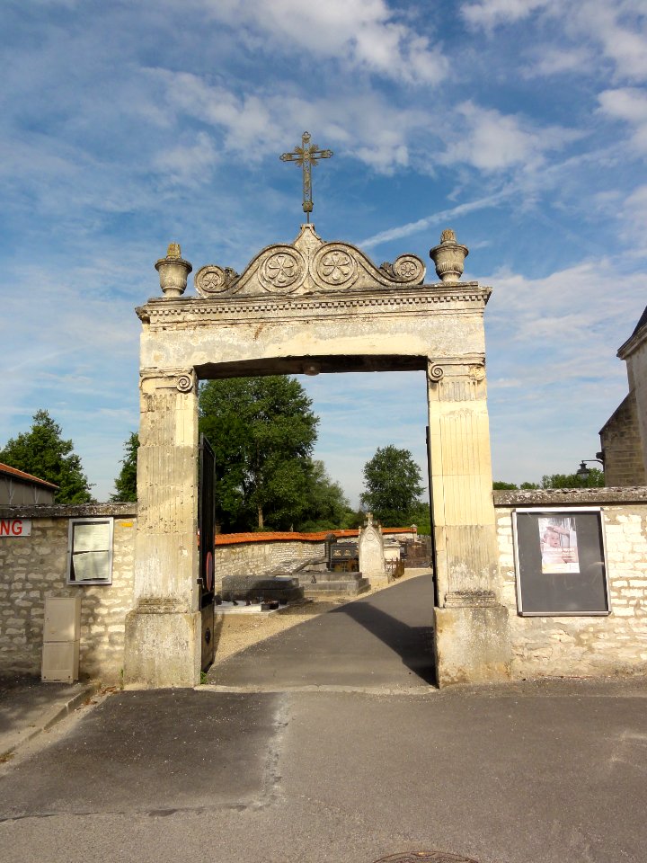 Sissonne (Aisne) cimetière, portail