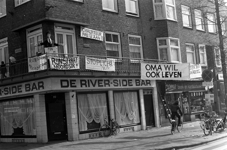 Spandoeken tegen snelverkeer in Rijnstraat, Bestanddeelnr 926-2843