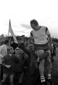 Sparta '25-voetballer Ad Vaessen op de schouders, Bestanddeelnr 925-6590