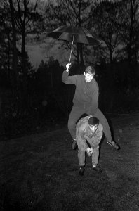 Sparta spelers Hans Eykenbroek en Theo Lazeroms volgen de trainen onder een para, Bestanddeelnr 919-7914