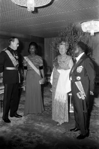Statiefoto van het koninkijk paar met president Félix Houphouët-Boigny en zijn e, Bestanddeelnr 927-0457