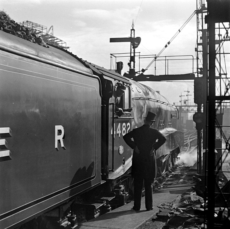 Stationschef kijkt vertrekkende trein na op Waverley Station, Bestanddeelnr 254-3521