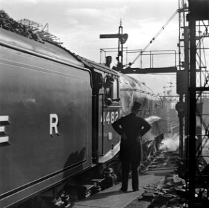 Stationschef kijkt vertrekkende trein na op Waverley Station, Bestanddeelnr 254-3521 photo