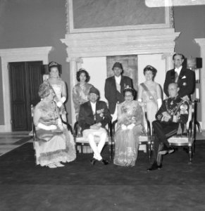 Statiefoto van Koninklijke familie, voorste rij HM, Koning Nepal, Koningin Nepal, Bestanddeelnr 920-2637