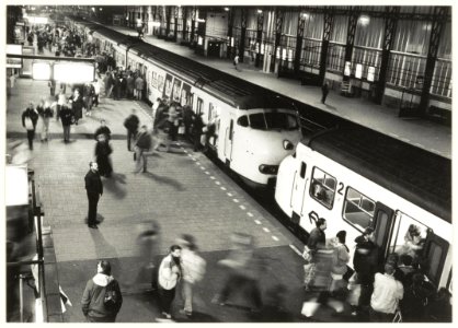 Stationsgebouw Haarlem. Perron spoor 3ba, ziende vanaf het bordes van het seinhuis (gebouw D) naar het oosten. NL-HlmNHA 54031848