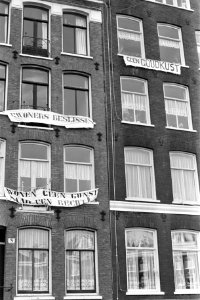 Spandoeken in Dapperbuurt (Amsterdam) van aktiegroep De Sterke Arm, Bestanddeelnr 926-0270