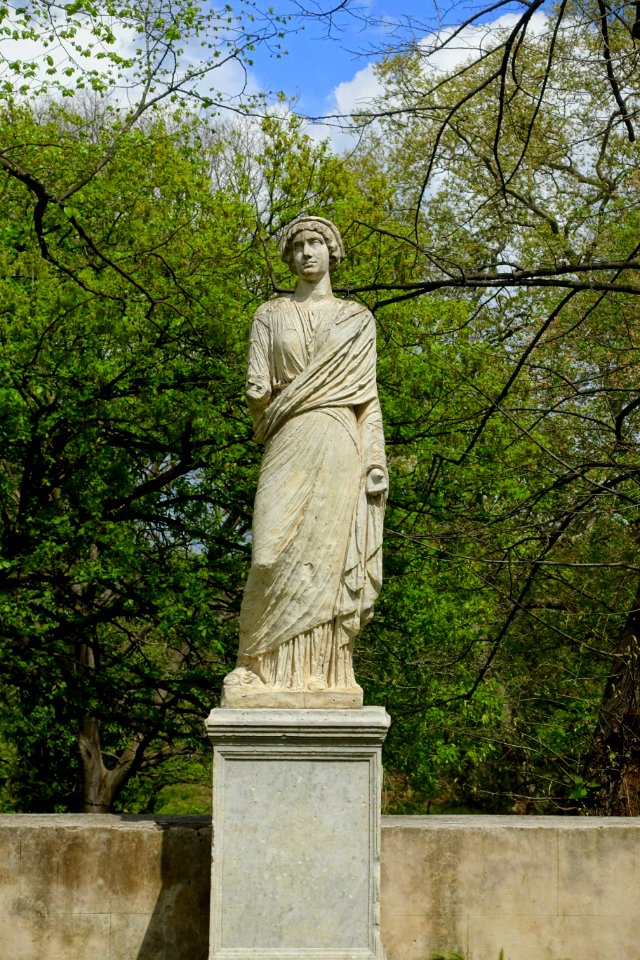 Statue - Tempio di Antonino e Faustina - Villa Borghese - Rome, Italy - DSC05020
