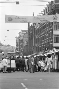Spandoeken tegen zakkenrollers op Albert Cuypmarkt, Bestanddeelnr 934-2862