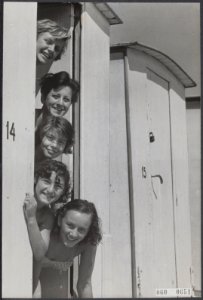 Stranden, zomers, vrouwen, Bestanddeelnr 060-0651