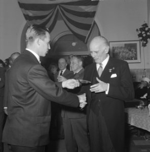Sparta 75 jaar op de receptie de heer Schroder (midden) bood de heer Salters, vo, Bestanddeelnr 915-0151