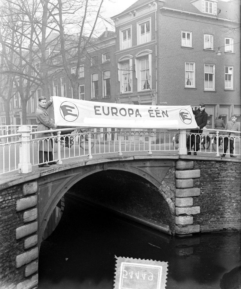 Spandoeken in Delft stemming eenwording Europa, Bestanddeelnr 905-4449