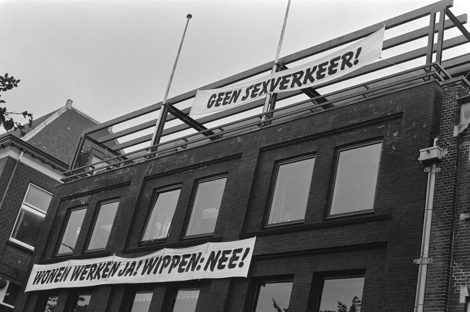 Spandoeken tegen hoertjes op de Ruyterkade Geen spuit op Ruyt, enz., Bestanddeelnr 933-3883