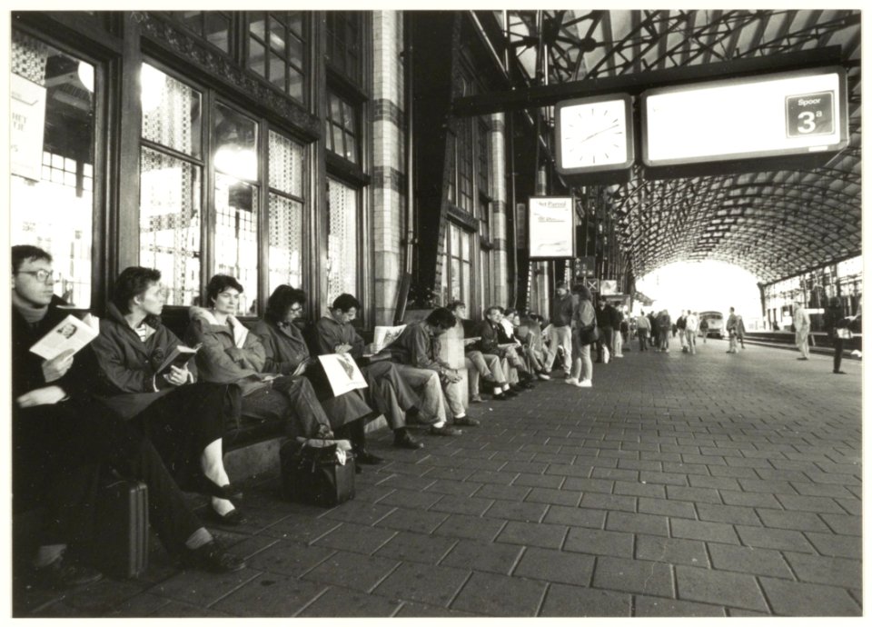 Station Haarlem. Gestrande treinpassagiers tijdens de treinstaking. Spoor 3a, ziende naar het oosten. NL-HlmNHA 54032027