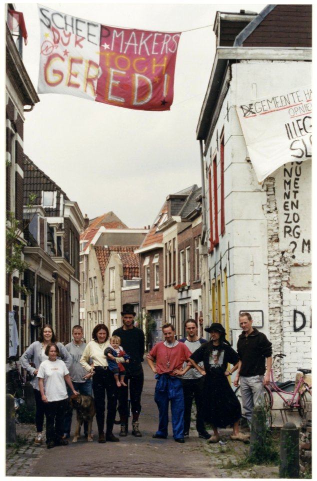 Spandoek van aktievoerders en krakers in de Scheepmakersdijk. De gemeente bekijkt of de panden gerenoveerd kunnen worden. NL-HlmNHA 54029594