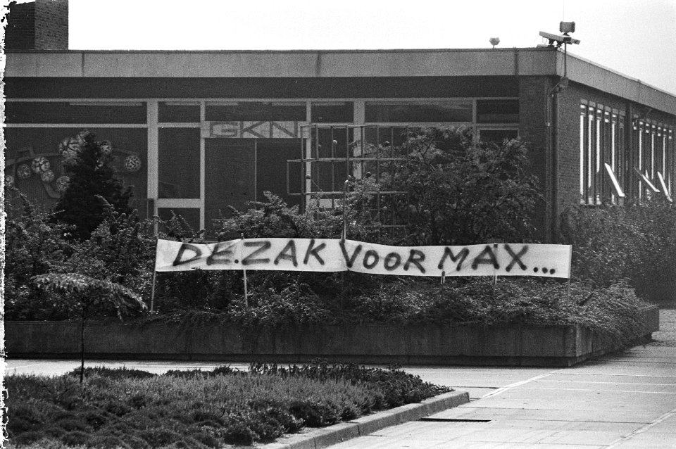 Spandoek voor de kerncentrale De zak voor Max... tijdens het bezoek van een , Bestanddeelnr 931-6711