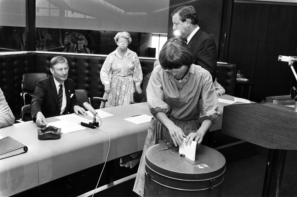 Stemmen in het provinciehuis in Den Bosch, links commissaris van de koningin dhr, Bestanddeelnr 932-6819