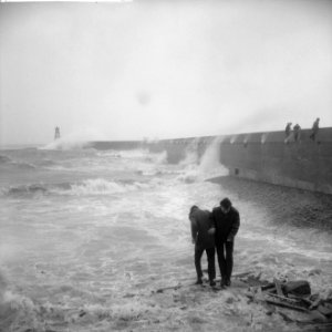 Storm op Schiphol. Windkracht 12 in Scheveningen, Bestanddeelnr 913-5167