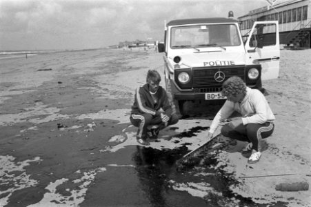 Strand Kijkduin door olie vervuild, Bestanddeelnr 932-2100
