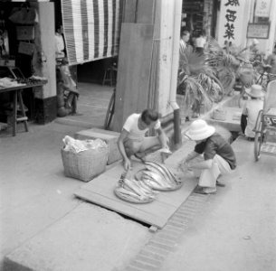 Straatverkoper met vissen in Kuala Lumpur, Bestanddeelnr 255-6663