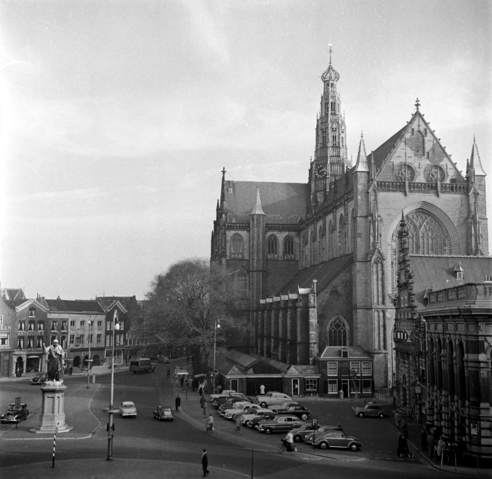 Straatbeelden, kerken, exterieur, auto, grote markt, Bestanddeelnr 254-3009