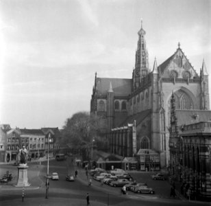 Straatbeelden, kerken, exterieur, auto, grote markt, Bestanddeelnr 254-3009