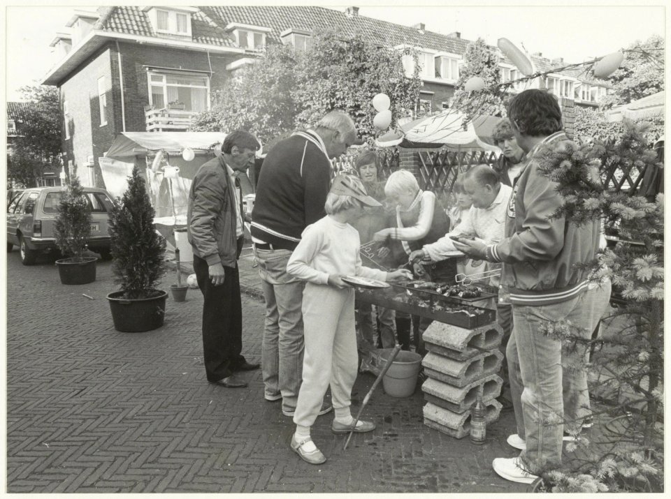Straatbarbecue in de Ternate, NL-HlmNHA 54016716