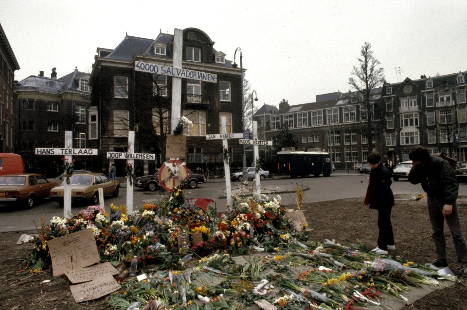 Soort ereplaats in Adam waar 5 kruisen zijn geplaatst, 4 voor de omgekomen NL j…, Bestanddeelnr 253-8665