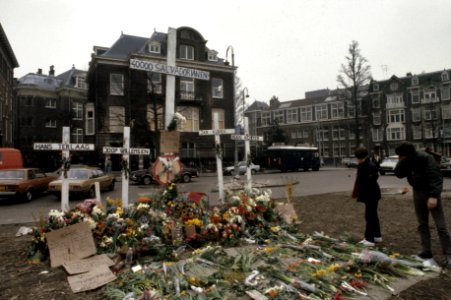 Soort ereplaats in Adam waar 5 kruisen zijn geplaatst, 4 voor de omgekomen NL j…, Bestanddeelnr 253-8665