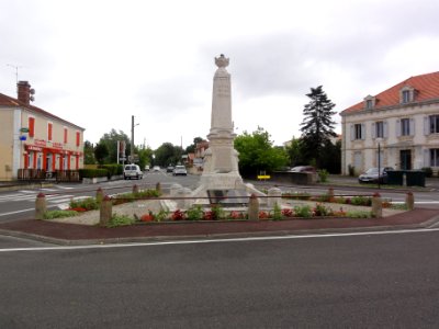 Soustons (Landes) monument aux morts communal