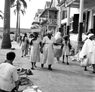 Straatbeeld met straatverkopers in de Jodenbreestraat in Paramaribo, Bestanddeelnr 252-4965