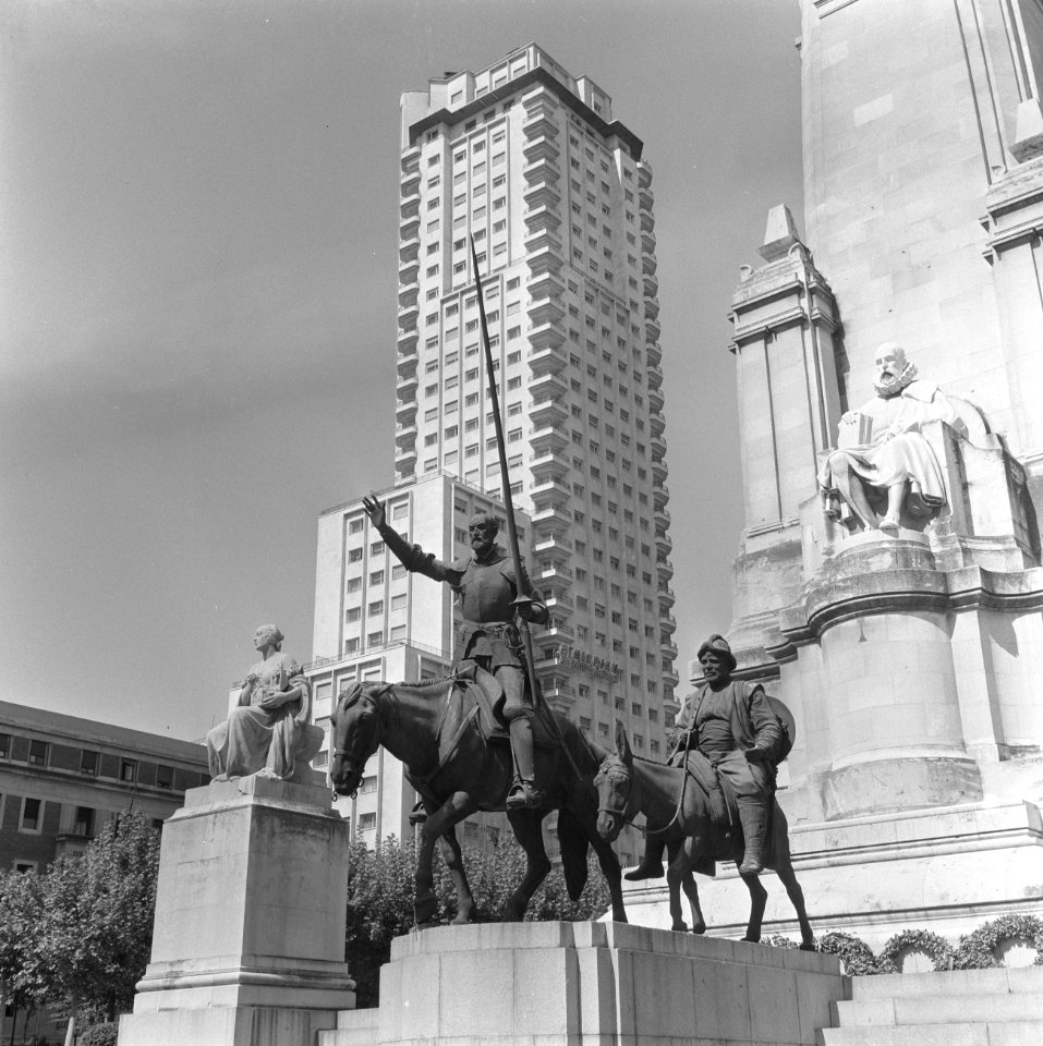 Spanje, Madrid, beeld van Don Quichotte en Sancho Panz op het Plaza de Espana, Bestanddeelnr 918-0108