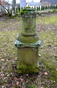 Stein-Neukirch, Neukirch, Kirche, Kirchhof, Grab (2)
