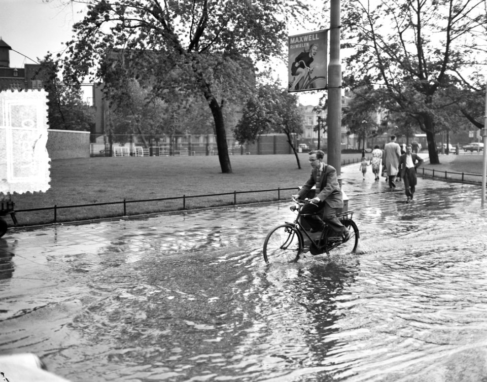 Stortregen hoog water in straten Amsterdam, Bestanddeelnr 907-8850