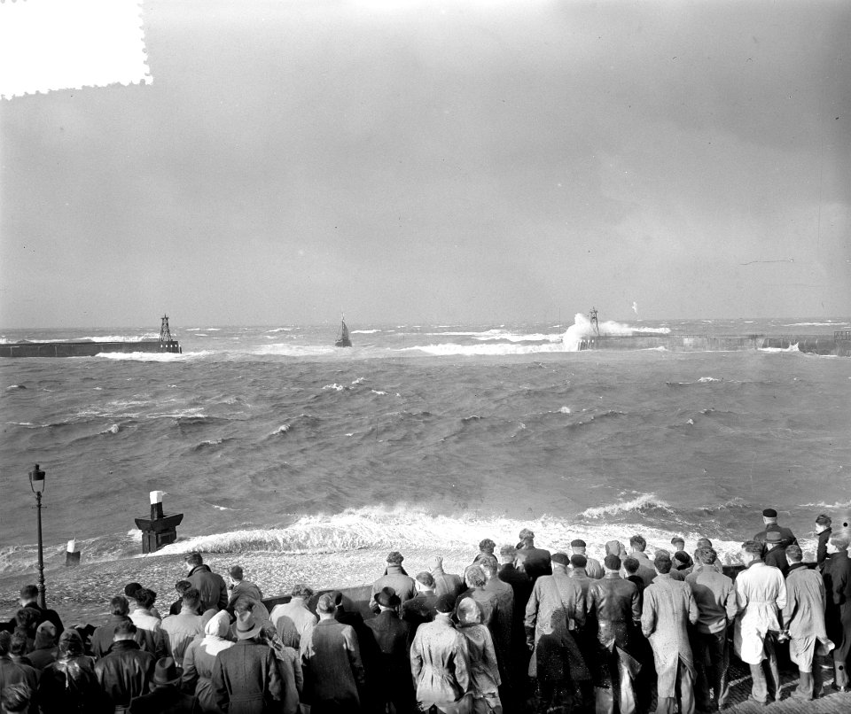 Storm op de kust Scheveningen, Bestanddeelnr 906-8735