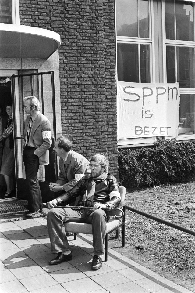 Stork Plastic (SPPM) bezet door werknemers werknemers houden de wacht in de fab, Bestanddeelnr 929-1581