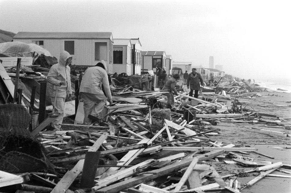 Storm verwoest huisjes langs strand (Zandvoort) grote ravage op Zandvoort, Bestanddeelnr 930-7814