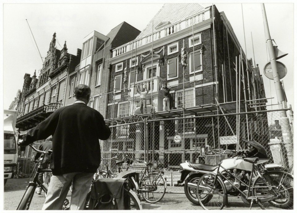 Steigerbouw rondom de Hoordwacht t.b.v. de restauratie van het pand. NL-HlmNHA 54035131