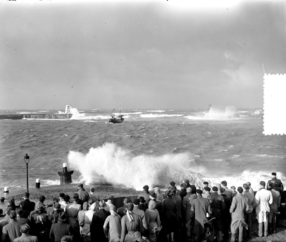Storm op de kust Scheveningen, Bestanddeelnr 906-8737