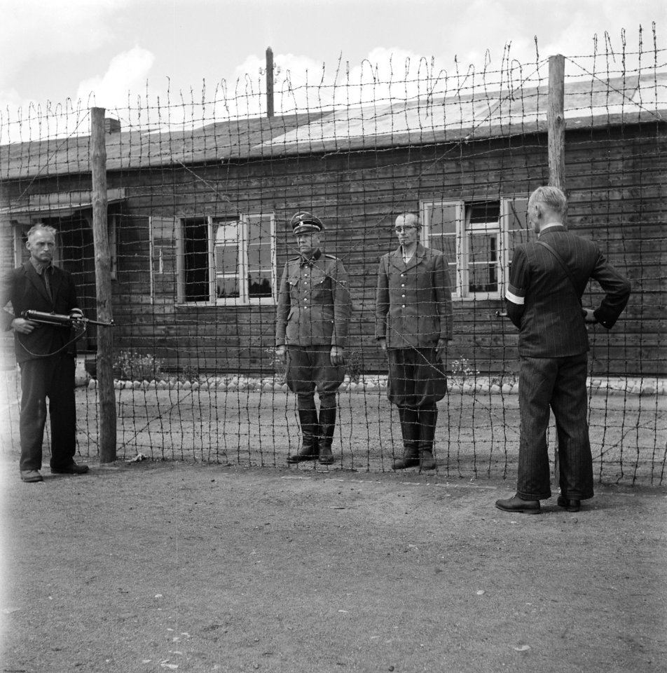 SS-kampbewaker B.J. Westerveld (rechts) en kampcommandant K.P. Berg bewaakt door, Bestanddeelnr 900-4835