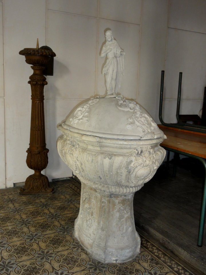 Sorcy-Saint-Martin (Meuse) église Saint-Rémi, fonts baptismaux et candselabre