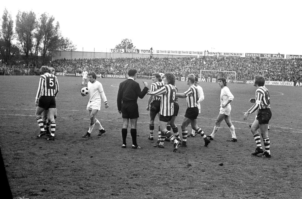 Spelers protesteren bij scheidsrechter Van der Kroft tegen penalty, nummer Schne, Bestanddeelnr 925-9670