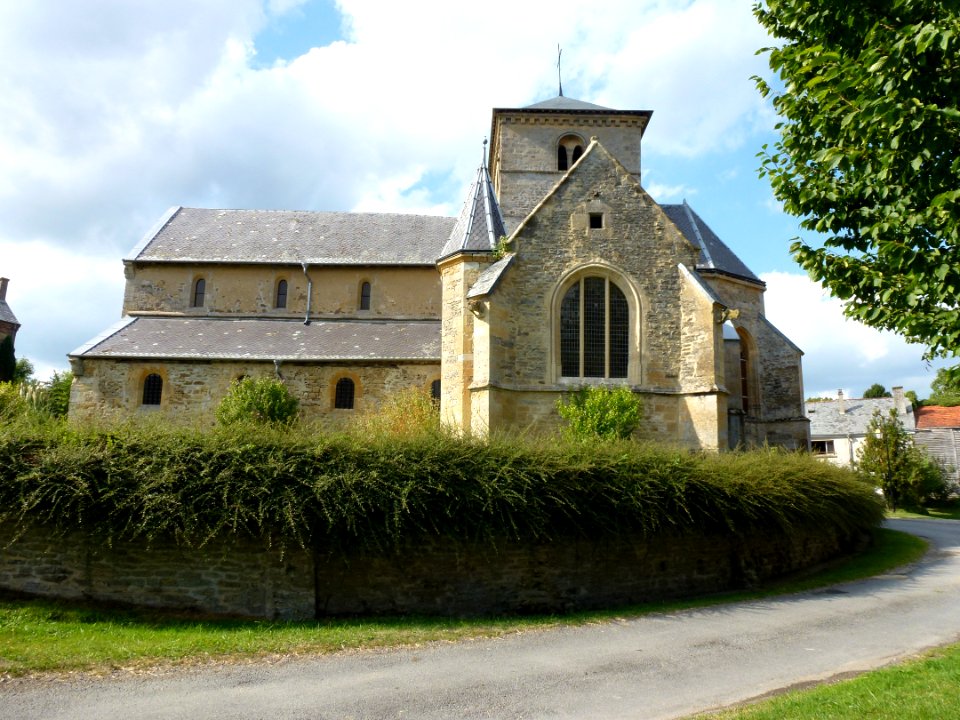 Sorcy-Bauthémont (Ardennes) église Notre-Dame, vue latérale