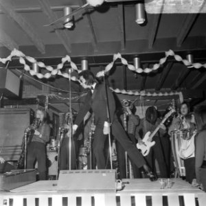 Soulgroep The Free geeft show in Amsterdamse Club 67 Jimmy Mach, Bestanddeelnr 922-1196