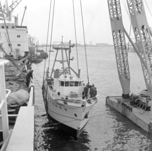 Spectaculair transport in haven Rotterdam, schip in takel, Bestanddeelnr 919-0535