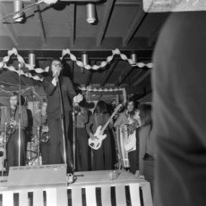 Soulgroep The Free geeft show in Amsterdamse Club 67 Jimmy Mach, Bestanddeelnr 922-1194