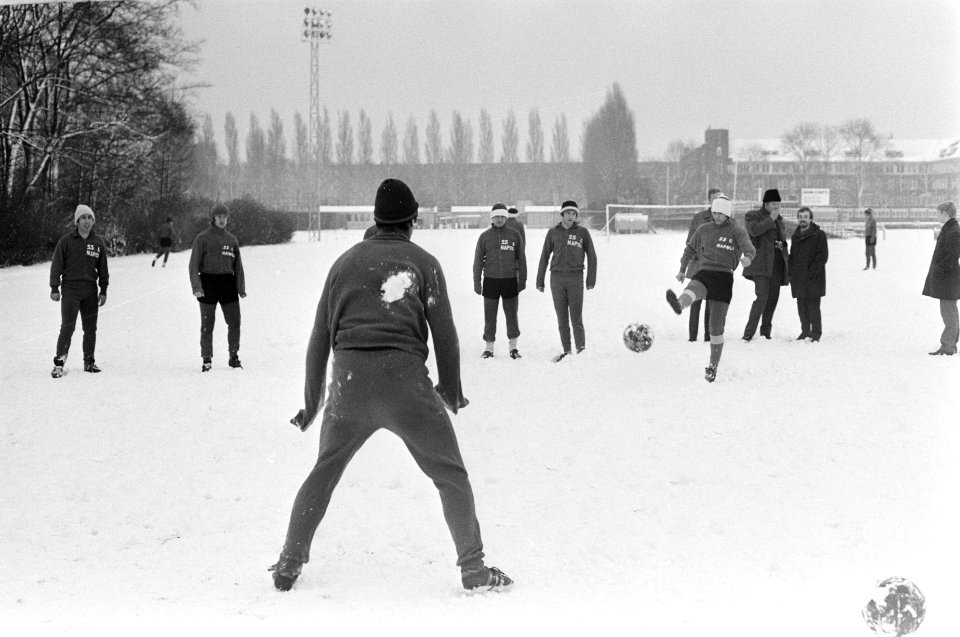Spelers van Napoli trainen in Olympisch Stadion Amsterdam. Training, Bestanddeelnr 923-1320