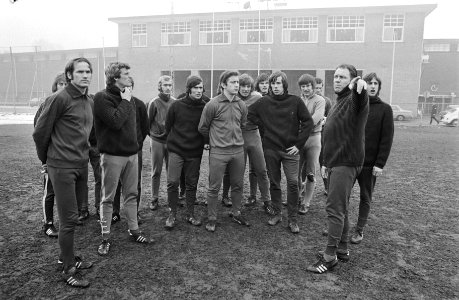 Spelers met trainer Rinus Michels (2de van rechts) die aanwijzingen geeft, Bestanddeelnr 924-3356