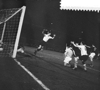Sparta tegen Glasgow Rangers voor de Europa Cup 1 (2-3). Spartanen juichen bij d, Bestanddeelnr 911-0851