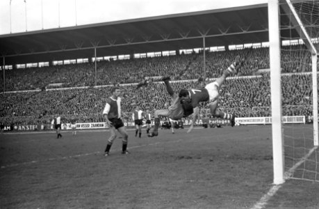 Sparta tegen Feyenoord 0-3, doelman Bert Kik van Feyenoord (invaller) in duel me, Bestanddeelnr 917-0193